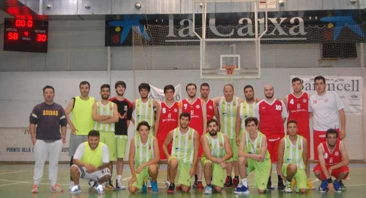 Basketdeza y Chantada posan antes del partido amistoso.