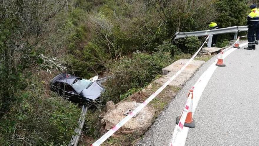 Imatge del cotxe accidentat, ahir al matí, al costat de la carretera de Monistrol a Montserrat