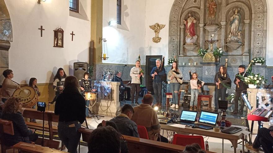 Quirós recibió con música a los Magos, que llegaron a caballo