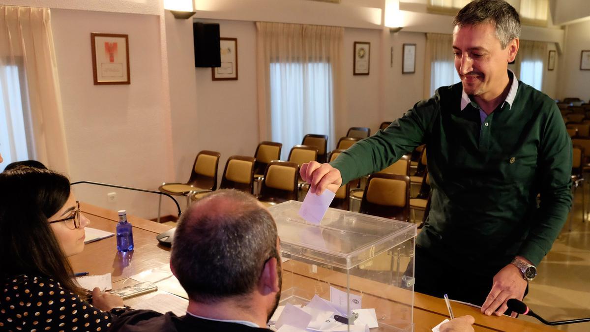 Roberto Ariza, actual abad de las Siete Palabras, votando en las últimas elecciones