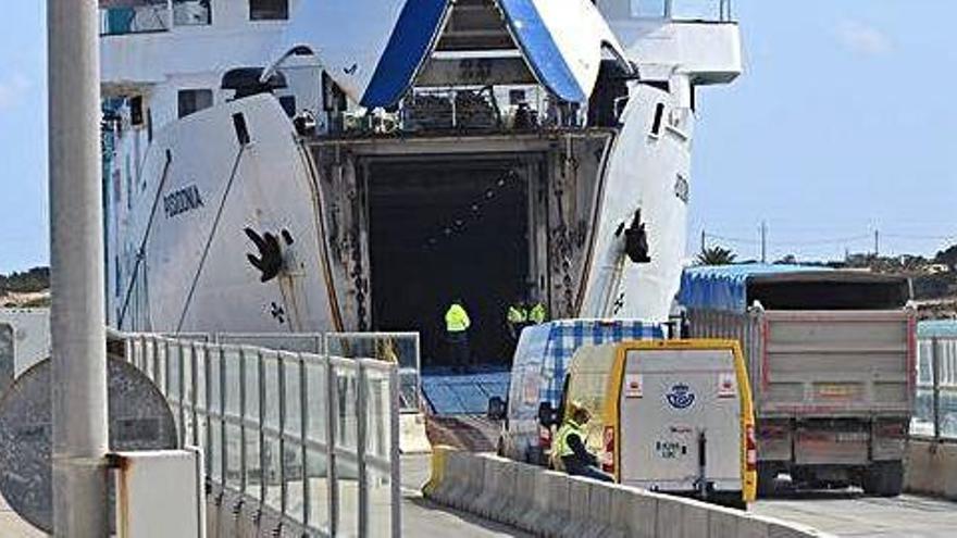 El &#039;Posidonia&#039; hace cada día seis viajes entre las Pitiusas y solo para mercancías.