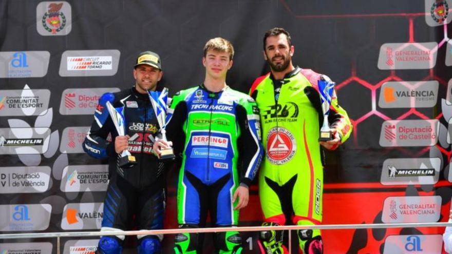 Samuel Díaz, en el centro, tras ganar en Valencia. | LNE