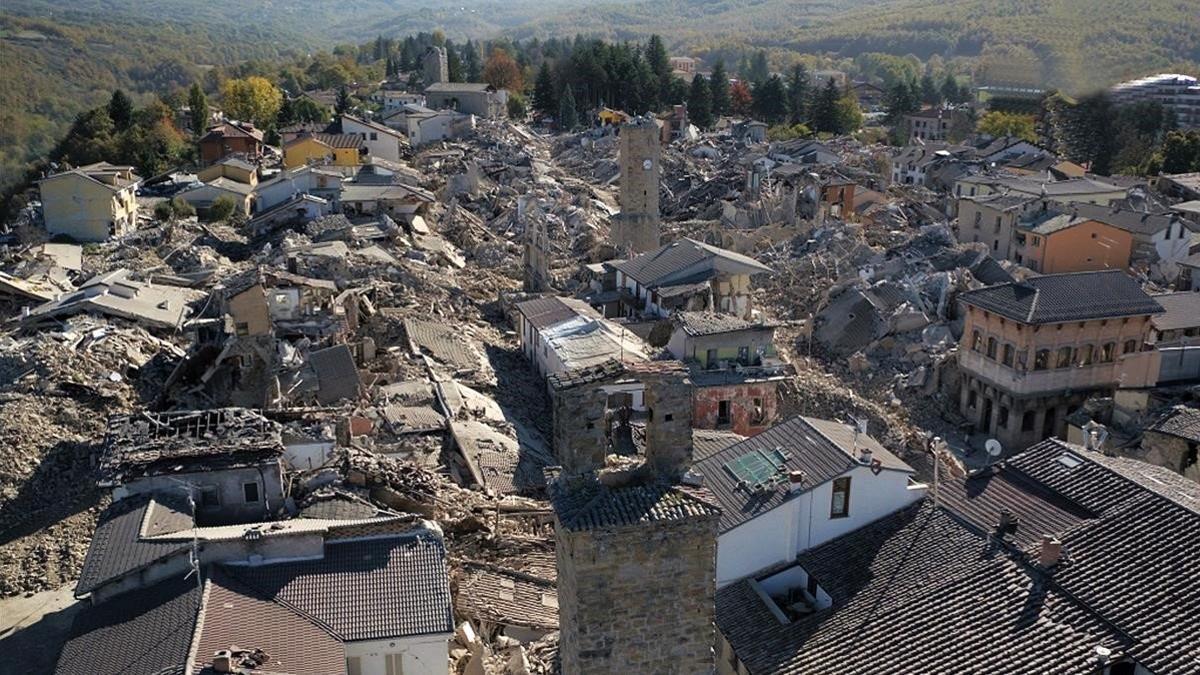 zentauroepp36101039 an aerial view of the destroyed hilltop town of amatrice as 200106211350