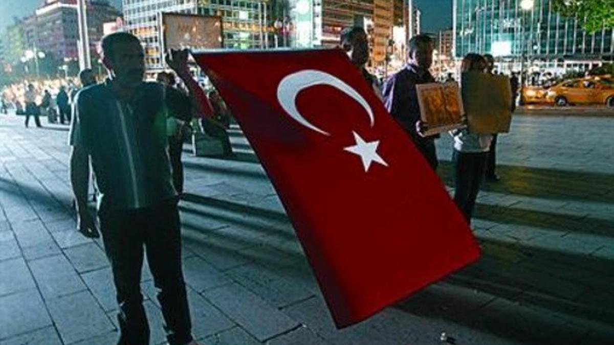 Unos manifestantes sostienen una bandera turca, el jueves, en Ankara.
