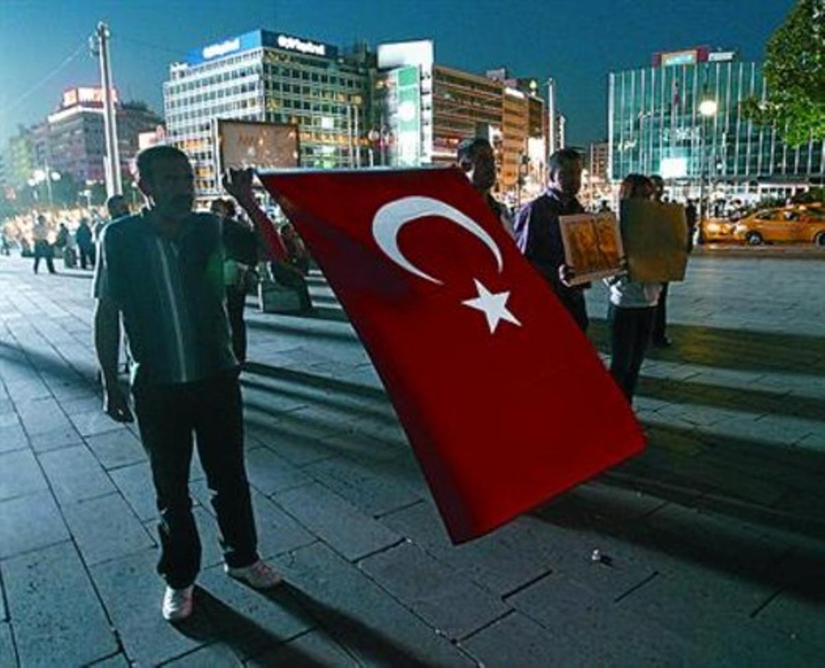 Uns manifestants sostenen una bandera turca, dijous, a Ankara.