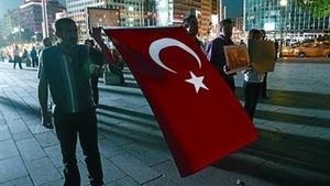 Uns manifestants sostenen una bandera turca, dijous, a Ankara.