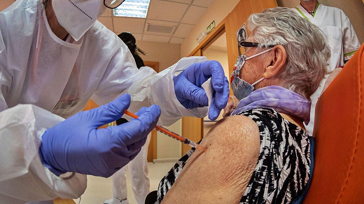 Una mujer recibe la vacuna en una residencia de Madrid.   | // EFE