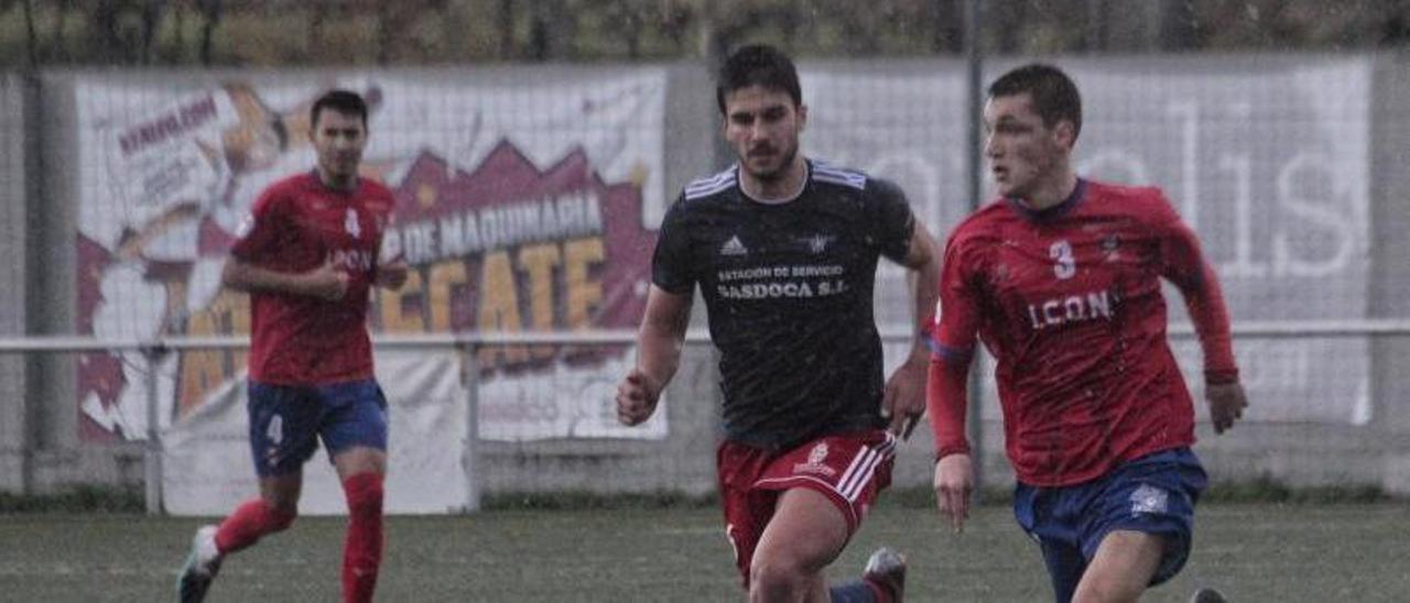 Manu García persigue a un futbolista rival en su anterior etapa en el Alondras. |  // SANTOS ÁLVAREZ