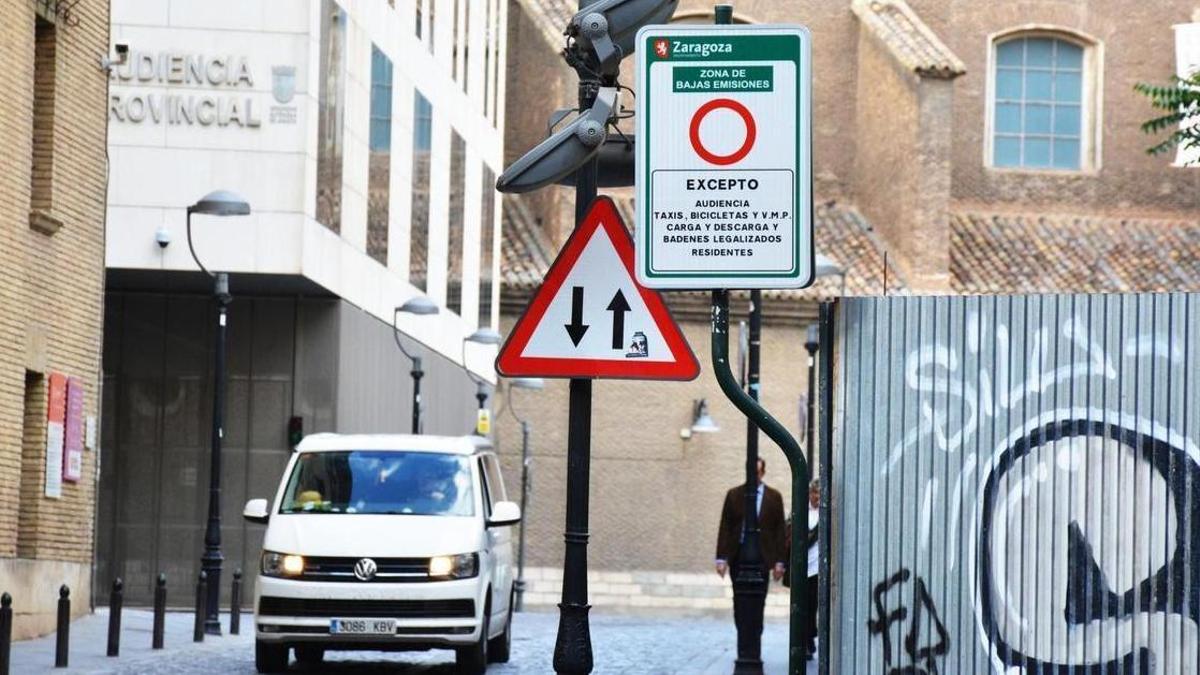 Una señal anunciando en Zaragoza la zona de bajas emisiones.