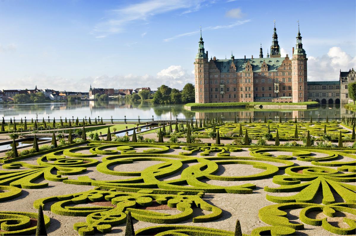 Castillo de Frederiksborg y los jardines, Hillerød Dinamarca.