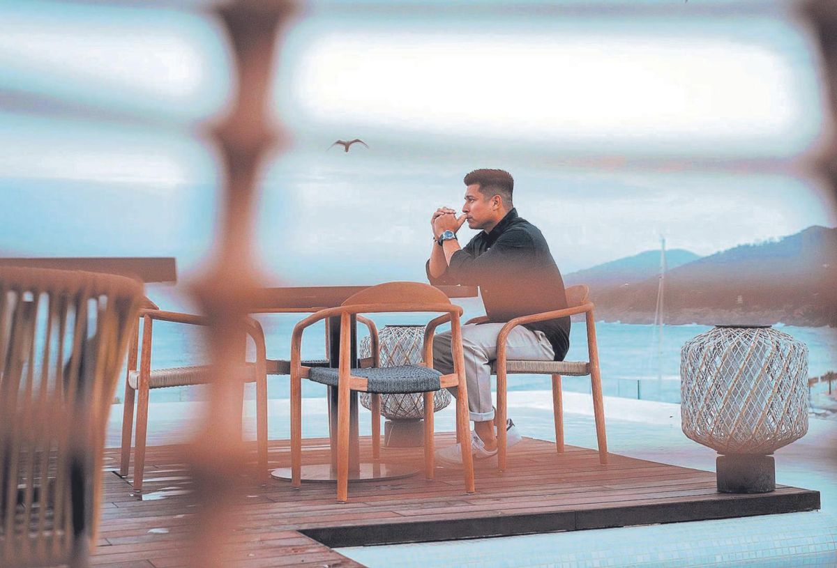 El cocinero peruano en la ‘rooftop’ de Maymanta Ibiza. | FOTOS: SALVA LÓPEZ