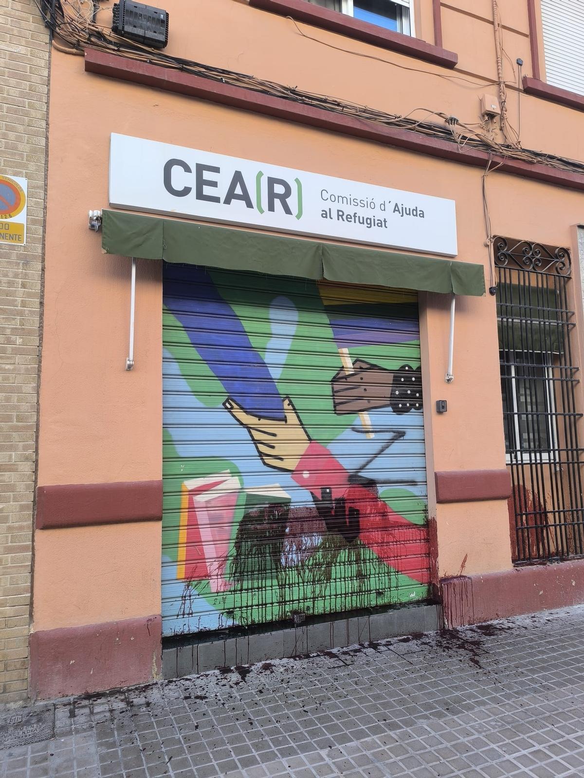 Los vecinos vieron las pintadas y llamaron a la policía.
