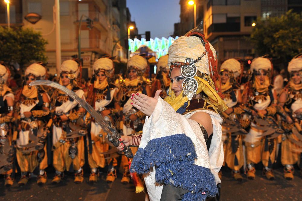 Miles de personas vibran en las calles con la Entrada Mora de Elche