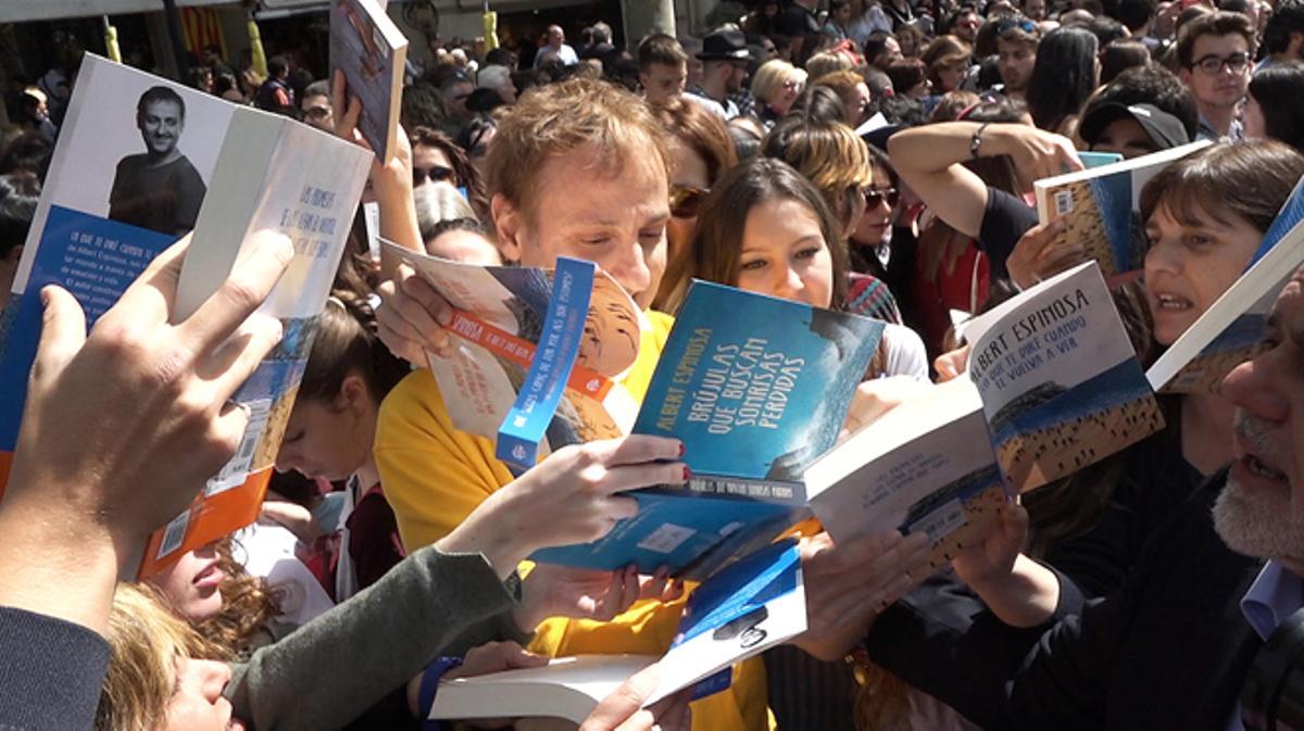 Albert Espinosa, Risto Mejide y Blue Jeans firmando libros entre la multitud de seguidores. 
