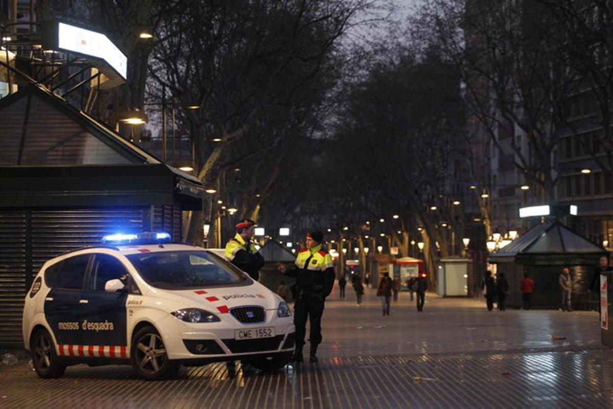 Agents dels Mossos d’Esquadra custodien l’accés a la Rambla de Barcelona.