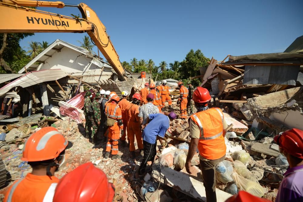 Suben a 131 los muertos por el terremoto en Indonesia