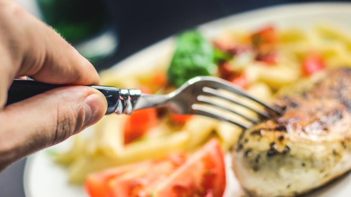 La cena de solo 130 calorías que te ayuda a perder peso y cuida tu piel