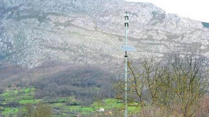 Torre de una unidad de medición del caudal junto al río Alba, en Villamorey.