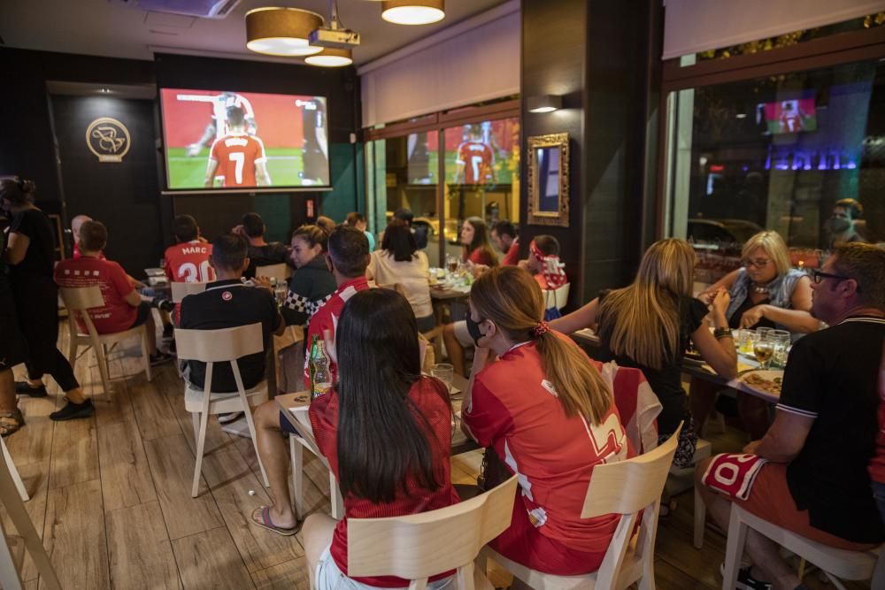 L'afició del Girona viu lluny de Montilivi la decepció.