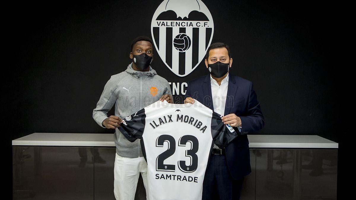 Ilaix Moriba, junto a Peter Lim, presidente del Valencia.