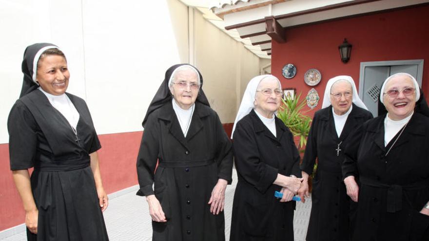 Imagen de 2011 en la que aparecen varios miembros de la asociación. Hoy sólo sobrevive la «hermana» Rosa (izquierda).
