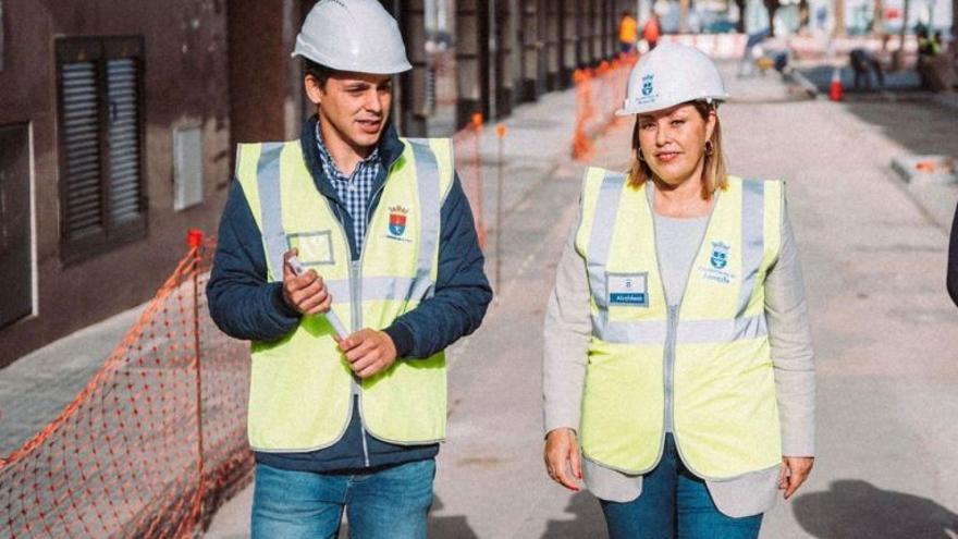 Astrid Pérez y Eduardo Placeres en una obra en Arrecife.