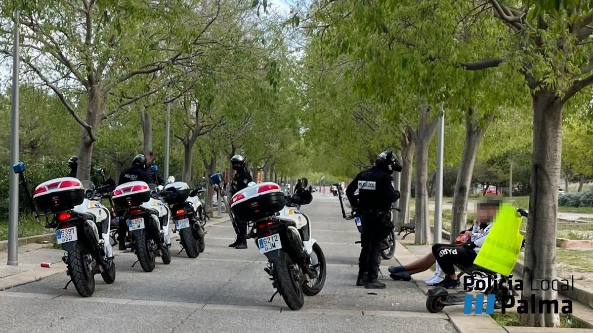 Agentes de la Policía Local, durante una intervención en Palma.