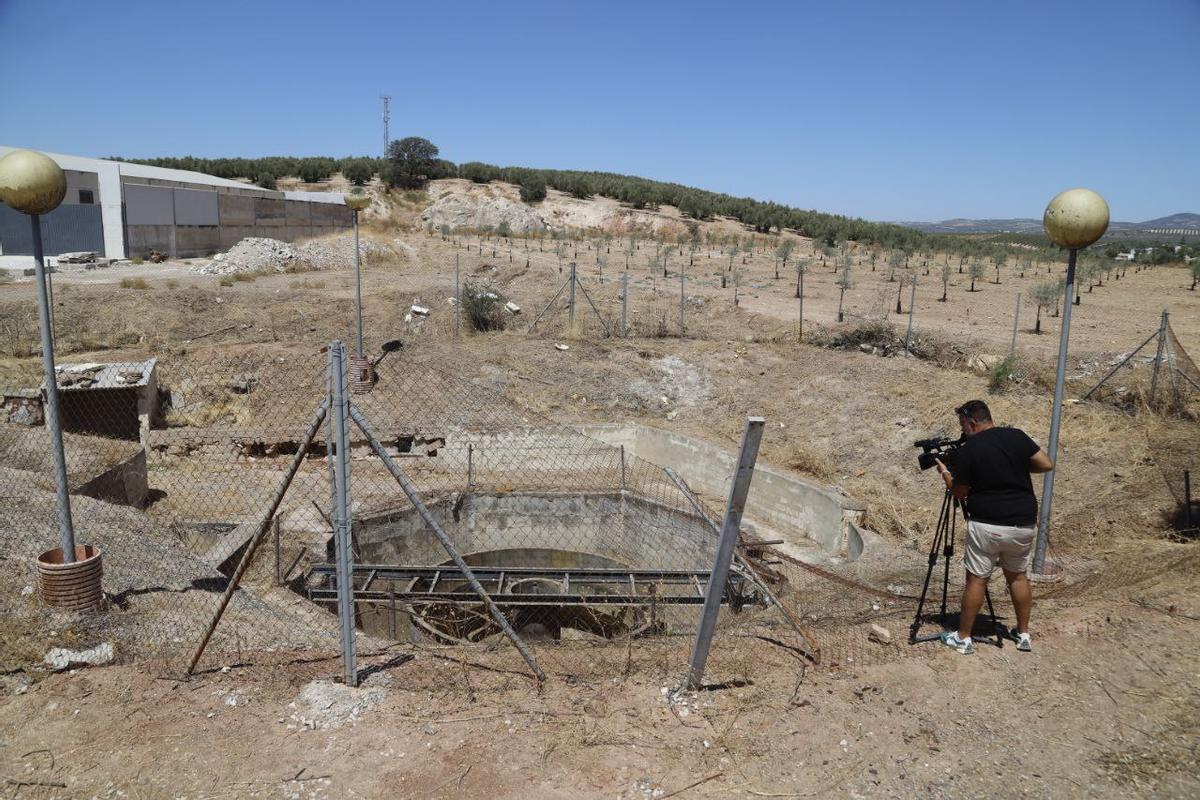 Un cámara toma imágenes de la zona en la que se ha buscado a Ángeles Zurera.