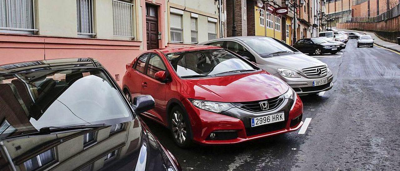 Vehículos aparcados en batería en la calle Montes del Sueve de Ciudad Naranco.