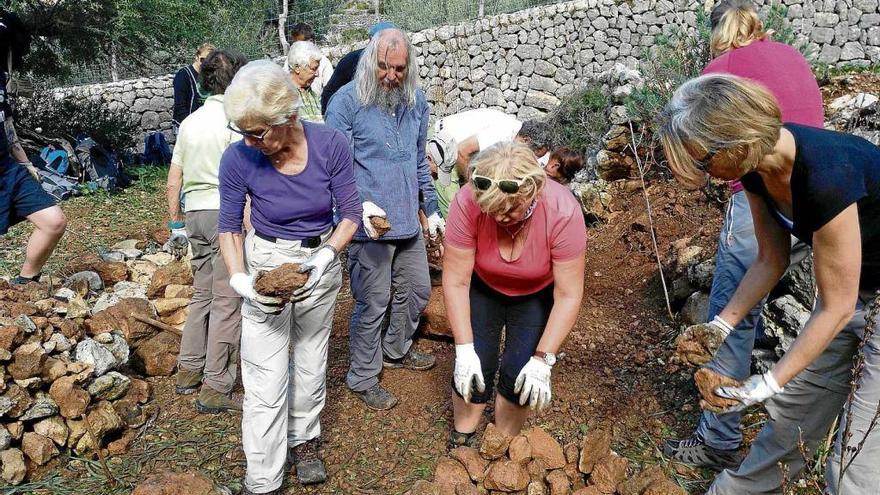 Amics de la Terra da a conocer la Serra de Tramuntana a un grupo de turistas alemanes