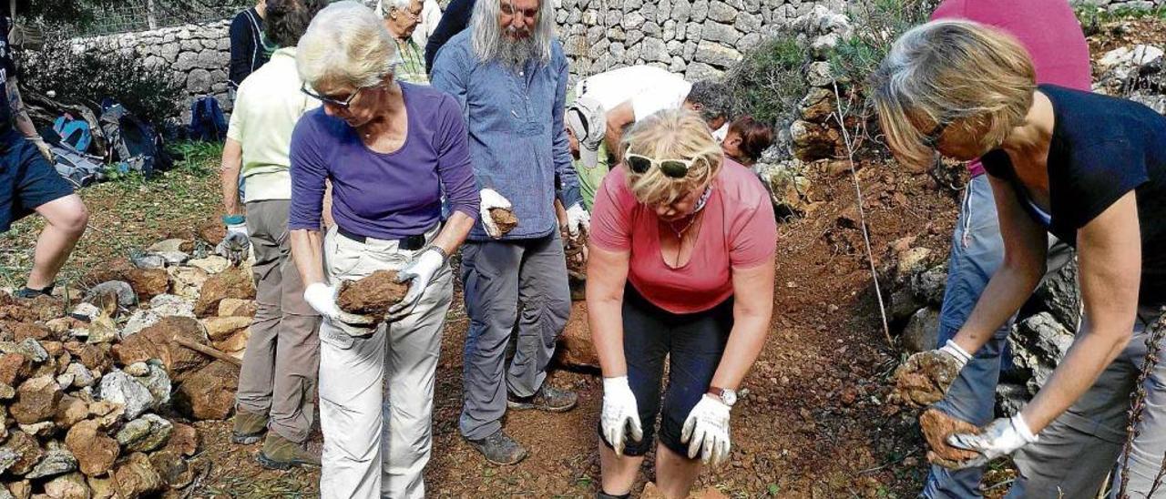 Voluntarios ayudando a reconstruir un marge.