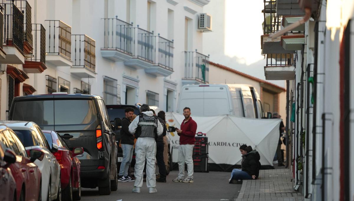 Fotogalería | El despliegue de la UCO en Hornachos, en imágenes
