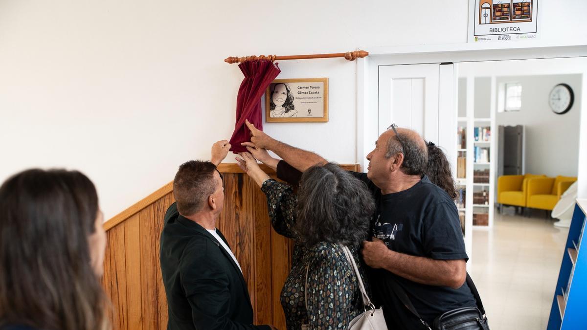 El momento en el que se descubre la placa en memoria de Carmen Teresa Gómez Zapata.