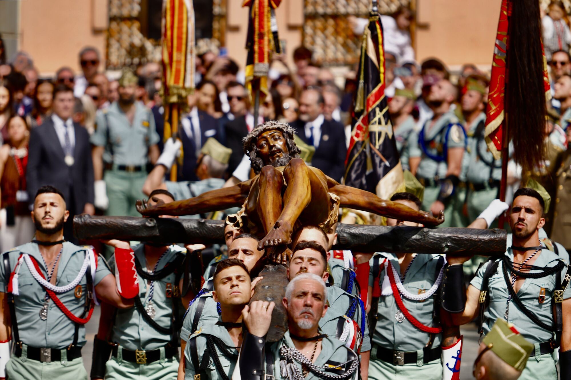 Trasladado del Cristo de la Buena Muerte a hombros de la Legión