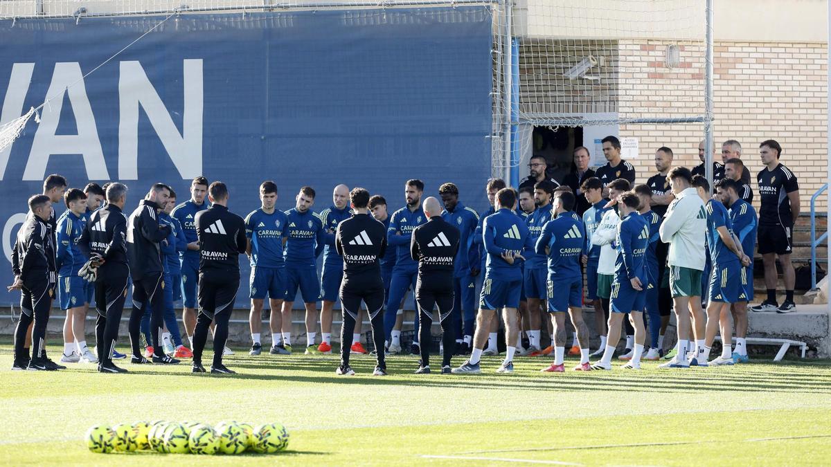Sellés, durante la charla a la plantilla tras la derrota en Granada.