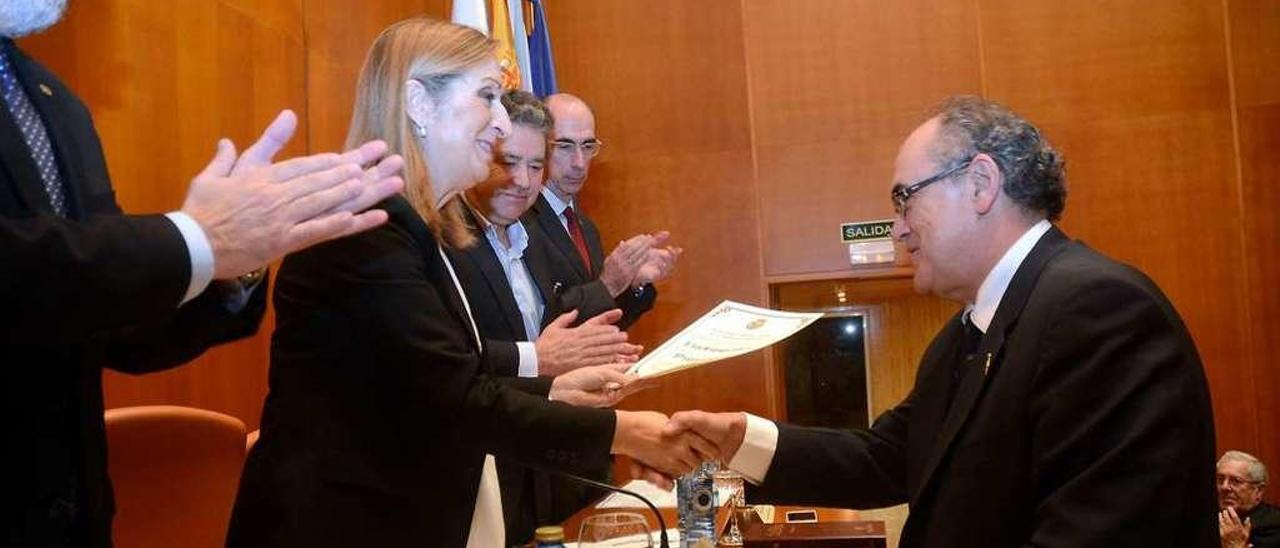 Ana Pastor entrega un diploma al presidente del Colegio de Médicos. // Rafa Vázquez