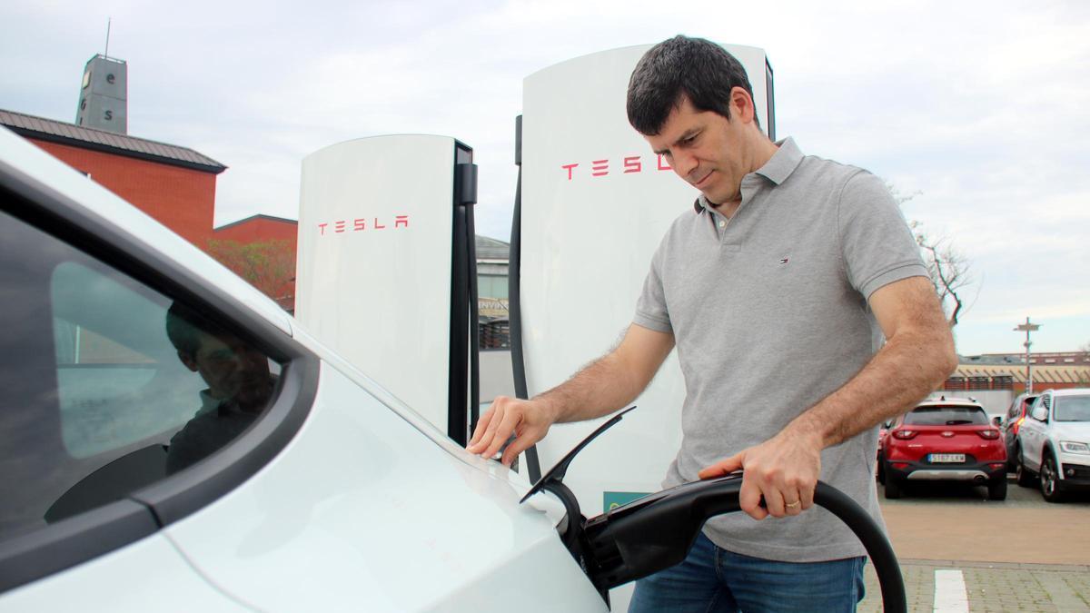 El gironí Marc Fernàndez carregant el seu cotxe elèctric en un supercarregador