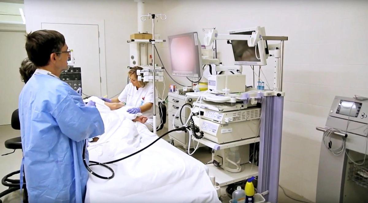 Diversos professionals sanitaris fent una colonoscòpia preventiva dins del programa de detecció precoç del càncer de còlon. Imatge del 2 de juny del 2021 (horitzontal)