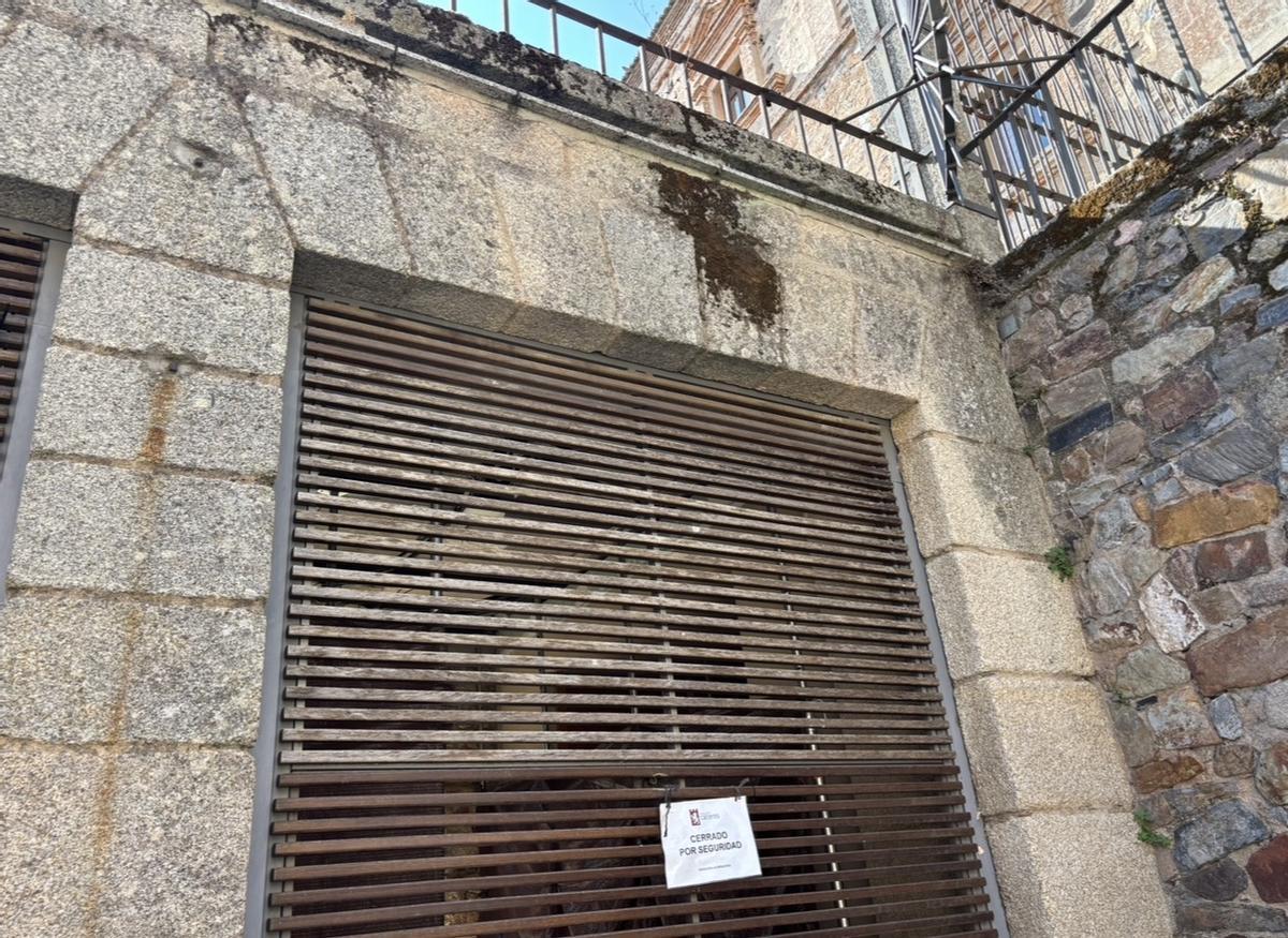 Cartel de 'Cerrado por seguridad' en la puerta de acceso al jardín.