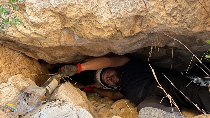 Benitatxell limpia a fondo la cala de Testos: retiran basura, hamacas y neveras rotas y hasta unas parrillas