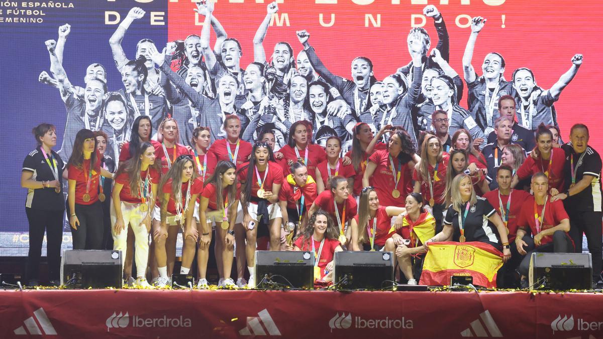 Las jugadoras de la selección española durante la celebración de la victoria en Madrid Río, a 21 de agosto de 2023, en Madrid (España).