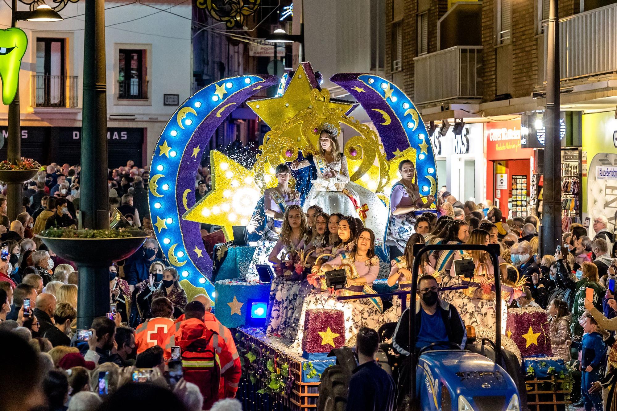 El desfile de carrozas y  el castillo de fuegos artificiales cierran las Fiestas de Benidorm