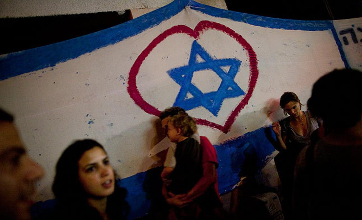 Un grup d’israelians marxen en una protesta a Tel Aviv contra l’encariment del cost de la vida a Israel.