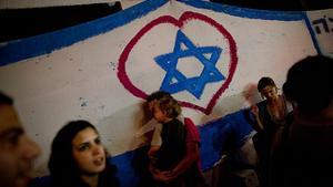 Un grupo de israelís marchan en una protesta en Tel Aviv contra el encarecimiento del coste de vida en Israel.