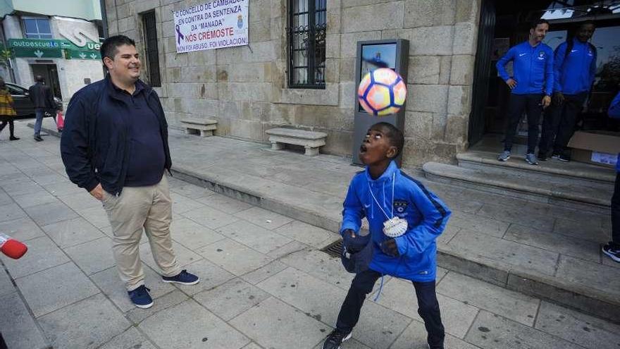 Los jugadores del AF Angola fueron recibidos en el Concello de Cambados. // Iñaki Abella