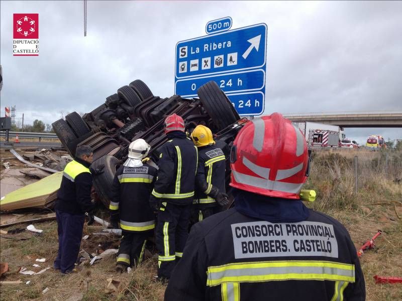 Galería de fotos -- Accidente de tráfico en la AP7 en termino municipal de Cabanes