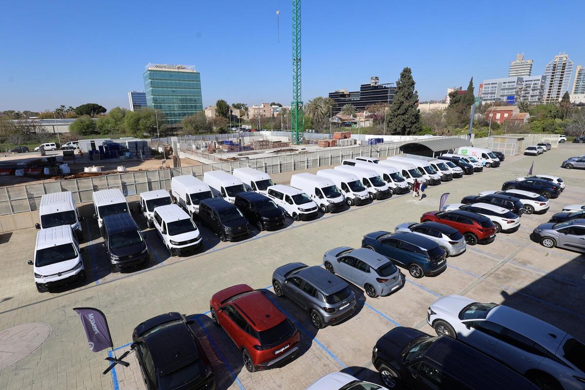 Zona especializada en vehículos industriales de Marcos Automoción ubicada en la Avenida Juan Carlos I de Murcia.