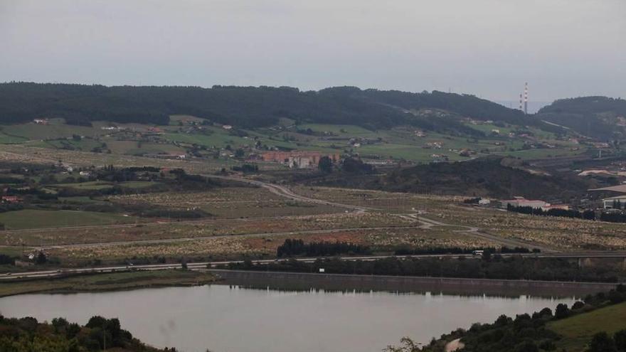 Terrenos de la primera fase de la Zalia, al otro lado del embalse de San Andrés de los Tacones.