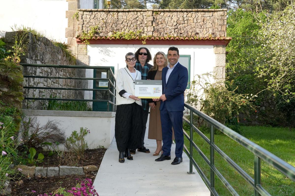 El presidente de la Diputación durante su visita a la Fundación Lar de Vilagarcía.