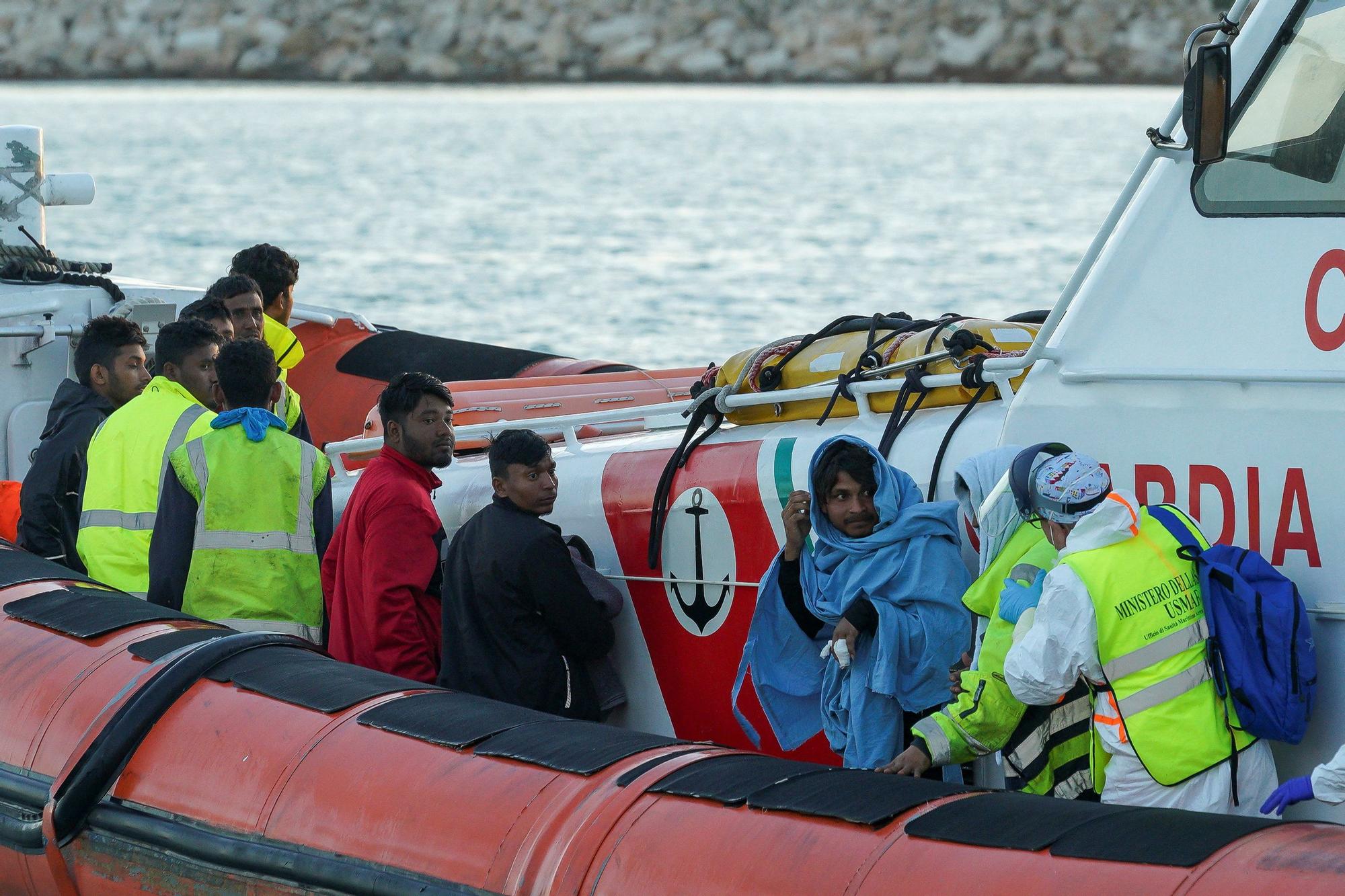 Un grupo de migrantes desembarca en un puerto de Sicilia tras ser rescatados en el Mediterráneo, este lunes.
